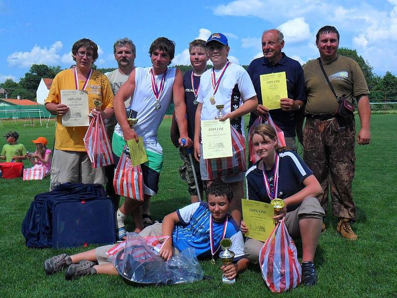 VÍTĚZNÉ DRUŽSTVO z domažlického okresu se svými trenéry a vedoucími pózuje se získanými poháry a diplomy. 