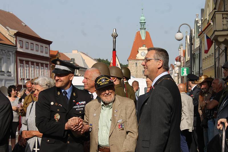 Na 73. výročí konce druhé světové války dorazil válečný veterán James Duncan (93), který Domažlice osvobozoval.