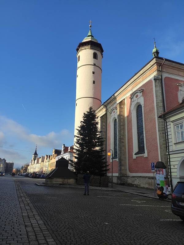 Jednodenní Vánoční trhy v Domažlicích přilákaly v sobotu 18. prosince spoustu návštěvníků. Lidé zavzpomínali i na Havla, který zemřel přesně před deseti lety.