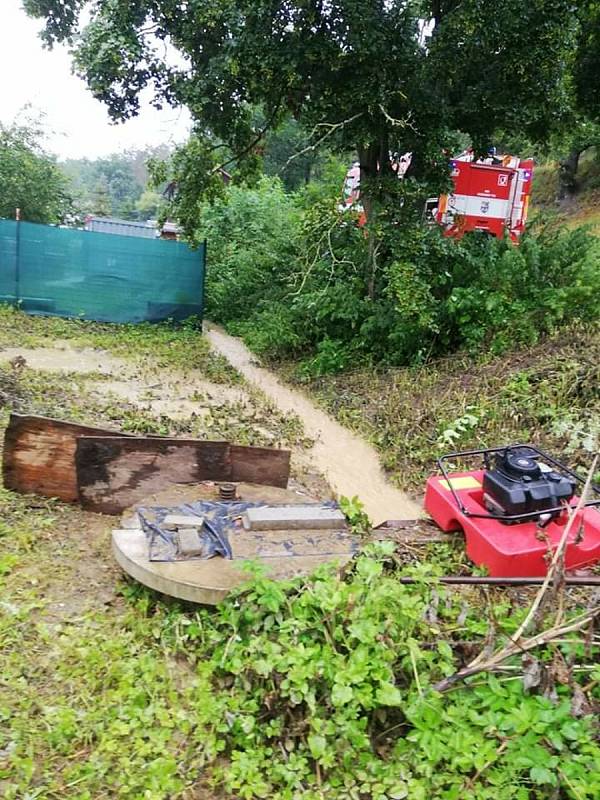 Hasiči museli v Horšovském Týně odčerpávat vodu hned dva dny po sobě. Foto: SDH H. Týn