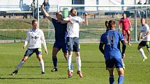 13. kolo FORTUNA ČFL, skupina A: FK Motorlet Praha (modří) - TJ Jiskra Domažlice (hráči v bílých dresech) 1:1 (1:1).