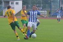 Jiskra Domažlice B (v modrém) - Start Tlumačov (ve žlutém) 4:0.