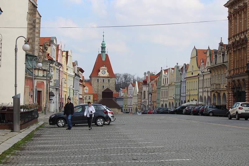 Domažlice v době karantény. Bez roušky je vidět málokdo.