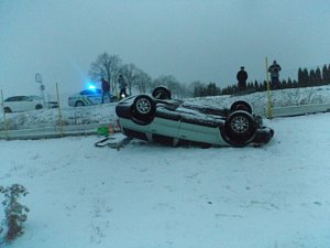 Řidič uklouzl na sněhu a vjel do plotu u pastviny.