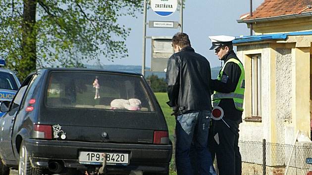 Policisté jsou na silnicích vidět stále častěji. Na snímku kontrola řidiče v Březí.