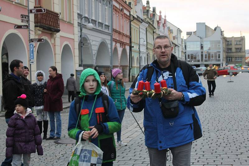 Zpívání koled u stromečku a jeho rozsvícení na domažlickém náměstí.