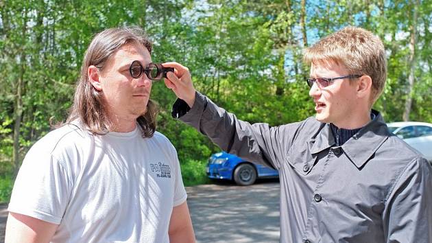 Optometrista Matěj Skrbek provádí zrakový test na řidiči Petru Müllerovi z Mýta.