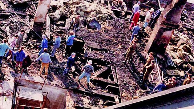 Následky ničivého požáru Chodského hradu v dubnu 1995.