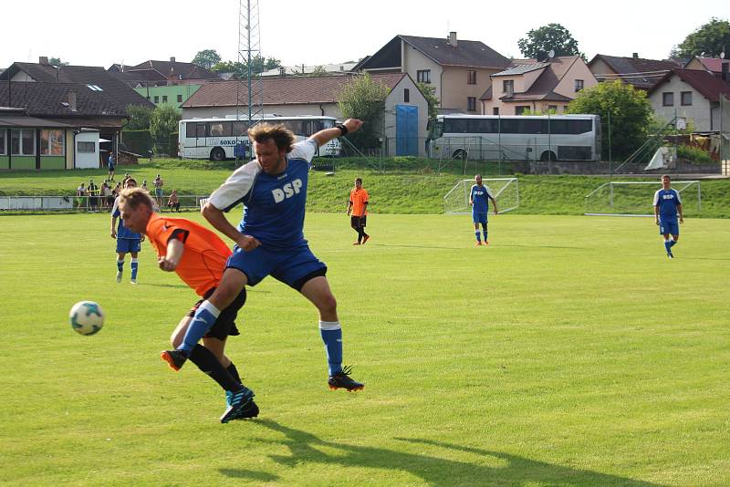 Jedenáctigólová demolice Chodova B (oranžové fresy) v Mrákově s místní rezervou (modré dresy).