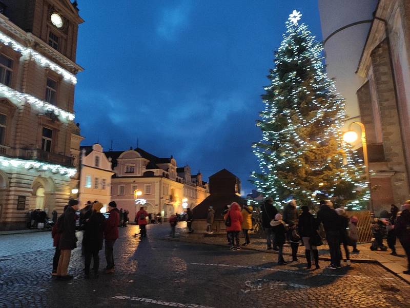 Rozsvícení vánočního stromku na náměstí Míru se uskutečnilo v sobotu před 17. hodinou.
