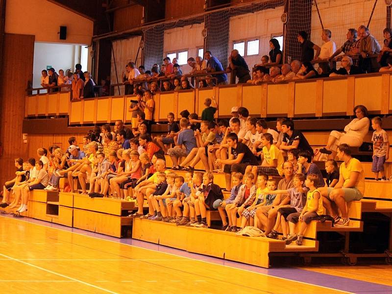 Z přátelského utkání basketbalistů Jiskry Domažlice a výběru amerických univerzit.