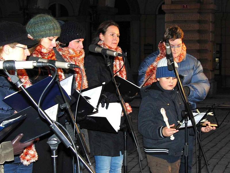 Canzonetta zazpívala o vánočních trzích u stromečku na domažlickém náměstí.