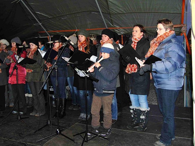 Canzonetta zazpívala o vánočních trzích u stromečku na domažlickém náměstí.