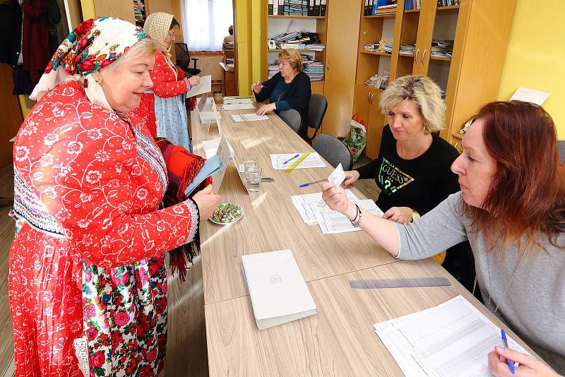 Volby prezidenta ČR se v pátek odpoledne rozběhly i v Mrákově na Domažlicku. Do volební místnosti mezi zhruba dvacítkou místních obyvatel dorazily hned po čtrnácté hodině i ženy ustrojené do tradičních chodských krojů