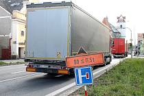 Most  v Horšovském Týně je od pondělí uzavřený. Šoféři kamionů a nákladních vozů musejí jet objížďkami, někteří si ale cestu zkracují přes centrum města.