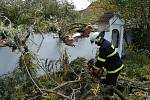 Důsledky silného větru řešili i dobrovolní hasiči z Chocomyšle a Únějovice. V Únějovicích spadla zlomená vrba na zeď bývalého mlýna a zablokovala cestu.