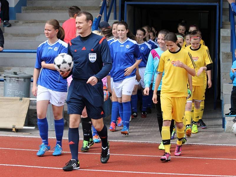 Sedmý turnaj v sezoně II. ligy starších žákyň v Domažlicích - zápas domácí Jiskry s pražskou Duklou - 1:0 (1:0).