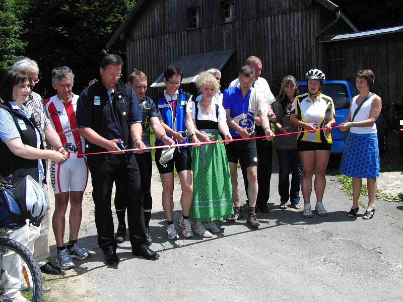 Z otevření nových cyklostras mezi Čerchovem a Hohenbogen v Gibachtu.