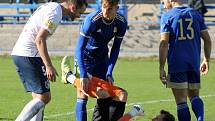 13. kolo FORTUNA ČFL, skupina A: FK Motorlet Praha (modří) - TJ Jiskra Domažlice (hráči v bílých dresech) 1:1 (1:1).