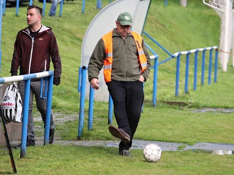 Sousedské derby v Holýšově skončilo vysokou výhrou rezervy domácího FK, která v přímém souboji o osmou příčku tabulky okresního přeboru porazila Kvíčovice 7:2.