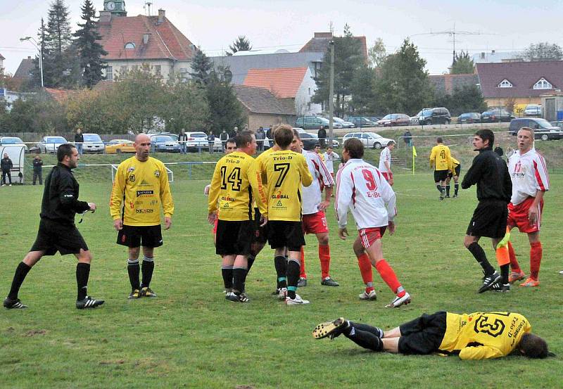 Z utkání fotbalistů FK Holýšov a FC Chotíkov 1932.