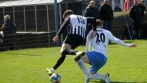 Fotbalisté TJ Jiskra Domažlice (na archivním snímku hráči v bílých dresech) prohráli v neděli dopoledne na hřišti příbramského béčka 0:2.