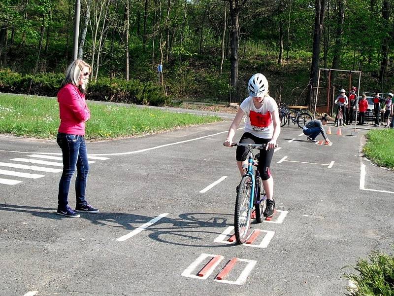 Z okresní dopravní soutěže mladých cyklistů.