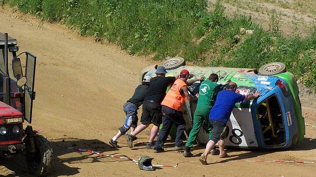 RYCHLÝ ZÁSAH. Převrácený vůz Daihatsu bavorského juniora skupina pořadatelů a členů jezdcova doprovodu rychle postavila na kola a závod po minimálním přerušení pokračoval.