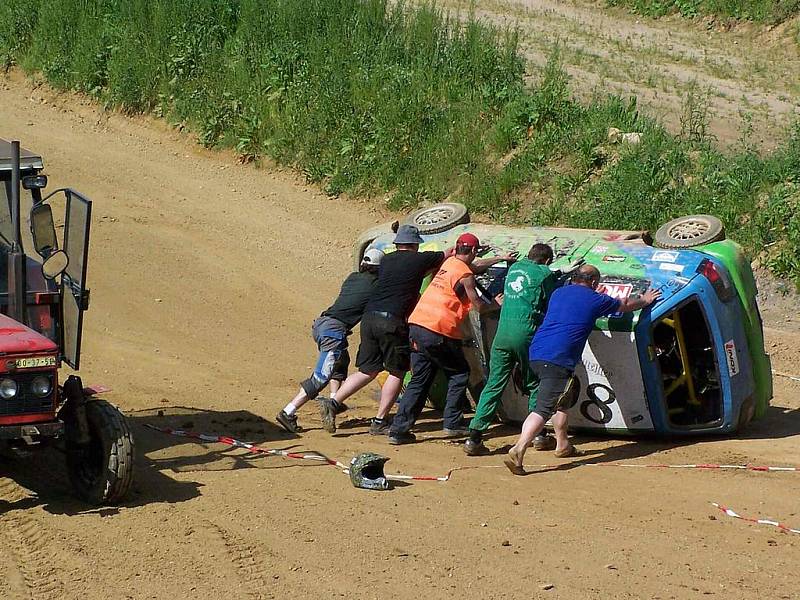 RYCHLÝ ZÁSAH. Převrácený vůz Daihatsu bavorského juniora skupina pořadatelů a členů jezdcova doprovodu rychle postavila na kola a závod po minimálním přerušení pokračoval.