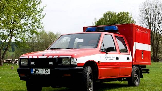 HASIČSKÝ OPEL CAMPO. Hasiči z Pece museli výběr vozu přizpůsobit hlavně velikosti zbrojnice.