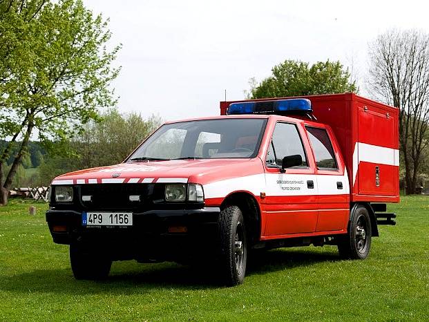 HASIČSKÝ OPEL CAMPO. Hasiči z Pece museli výběr vozu přizpůsobit hlavně velikosti zbrojnice.