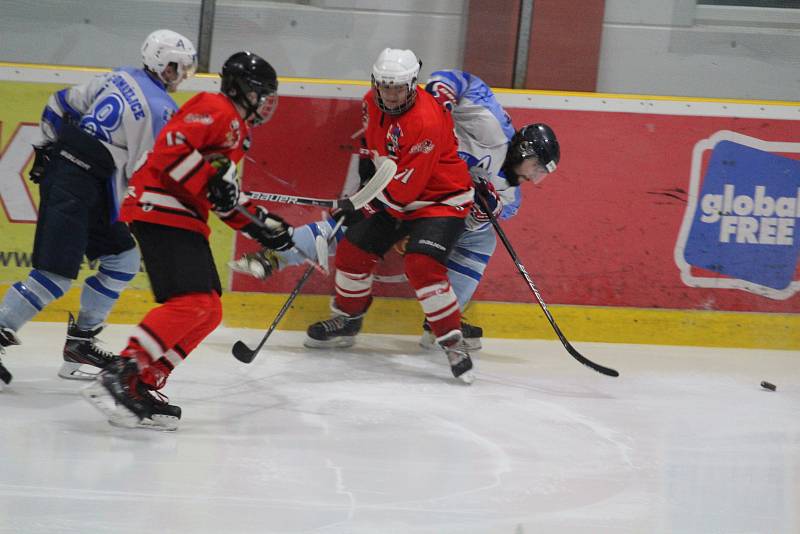 HC Domažlice (v modrobílém) - HC Čerti Ostrov (v červeném) 22:4 po třetinách 6:3, 9:1, 7:0.