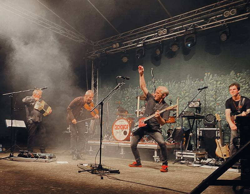 Kapela Čechomor se představila v Domažlicích na koncertě. Foto: Karolina Holasová