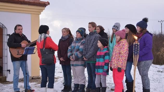 NOVOROČNÍ SETKÁNÍ se letos uskutečnilo také u obnovené kaple sv. Prokopa za Poběžovicemi. Náladu zpříjemnili žáci základní školy nechyběl novoroční přípitek.