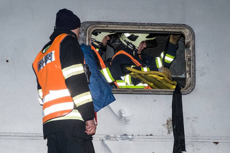 Záchranáři trénovali havárii autobusu u Dolního Metelska.