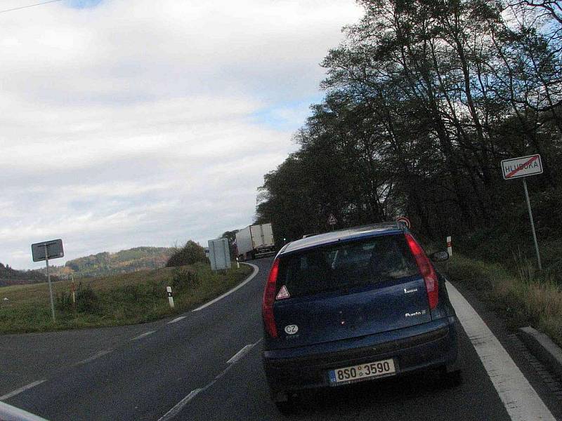 Kolony vozidel se pravidelně tvoří na silnici I. třídy I/20 za obcí Hluboká.