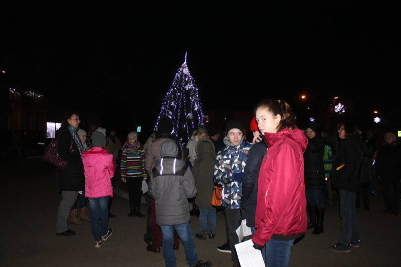 Do Staňkova přišlo zpívat vánoční koledy asi 60 lidí.