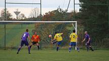 Sokol Poděvousy (ve žlutém) - Loko Hostouň (ve fialovém) 6:2 (2:2).