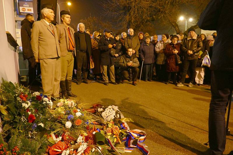 Vernisáž odhalila Pamětní desku na budově MKS Modrá hvězda ve Kdyni.