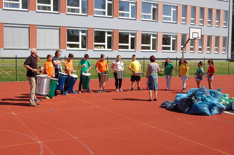 Patnáctileté výročí partnerské spolupráce oslavili ZŠ praktická Domažlice a Schule am Regenbogen Cham záslužnou charitativní akcí.