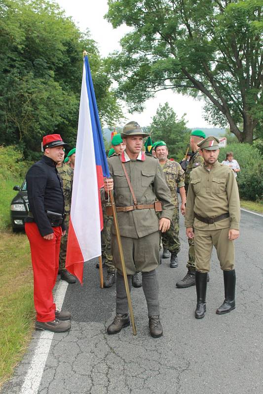 O pouti měli Postřekovští průvod, v něm nesli nový prapor.