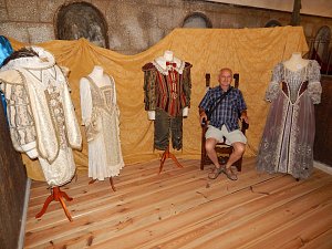 Výstava obsahuje kolem 50 kostýmů a k vidění jsou v prostorách někdejší konírny.