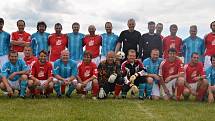 Šestadvacet fotbalistů starých gard SK Draženov (v červeném) a Jiskry Domažlice se dvěma sudími bylo aktéry posledního duelu na hřišti ve Ždánově.