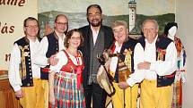 Kabir Bedi, představitel seriálového Sandokana, na Chodské chalupě nad Újezdem.