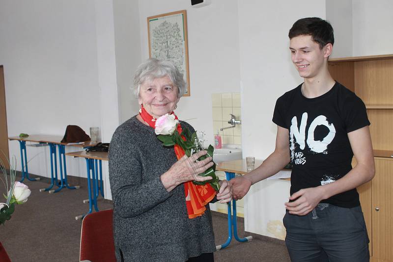 Milena Grenfell-Baines se svou sestrou Evou přijely do Domažlic do Nové školy. 6. B a deváté třídy se s nimi setkaly při besedě.