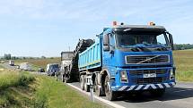 Frézování a pokládka nového asfaltu mezi Holýšovem a Ohučovem potrvá nejpozději do konce příštího týdne.