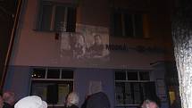 Město Kdyně odhalilo pamětní desku na místní budově MKS Modrá hvězda