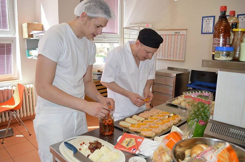 Sedmnáct žáků SOU Domažlice se zúčastnilo odborného kurzu studené kuchyně. Tradičně ho vedl Vladimír Picka, pod jehož vedením se  studenti naučili různým technikám přípravy, estetice i správnému servírování.