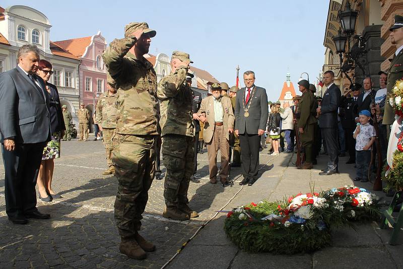 Vladislav Vilímec s náměstkyní hejtmana Plzeňského kraje Marcelou Krejsovou při pokládání věnců.