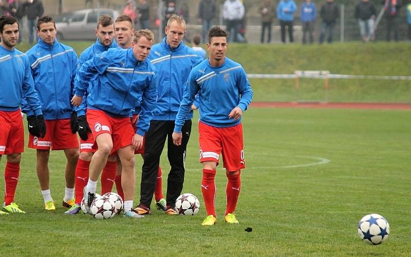 První zápas 4. kola Poháru České pošty mezi třetiligovou Jiskrou Domažlice a prvoligovou Viktorií Plzeň.